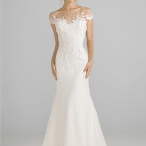 Elegant Off-Shoulder Lace Wedding Dress